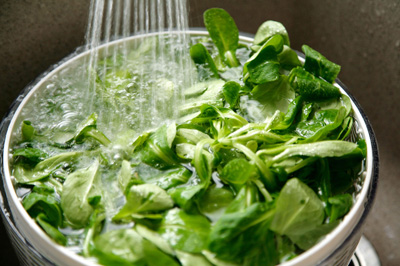 Как мыть салат и зелень